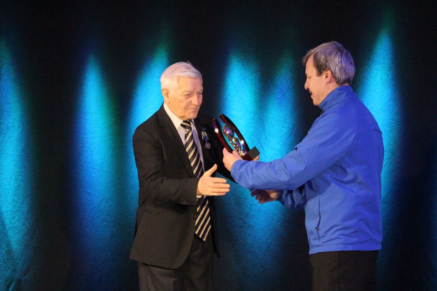 Футбольный тренер Вадим Добижа получает поздравления с 80-летием от коллег.