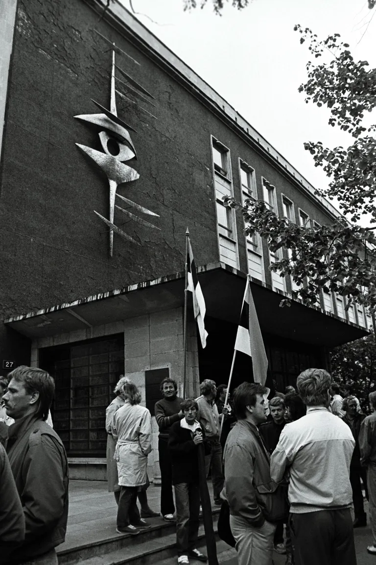 Telemaja valvamine vabatahtlike poolt seoses Interrinde organiseeritud Toompea lossi ründamisega. Foto: Tiit Veermäe, 1990.
