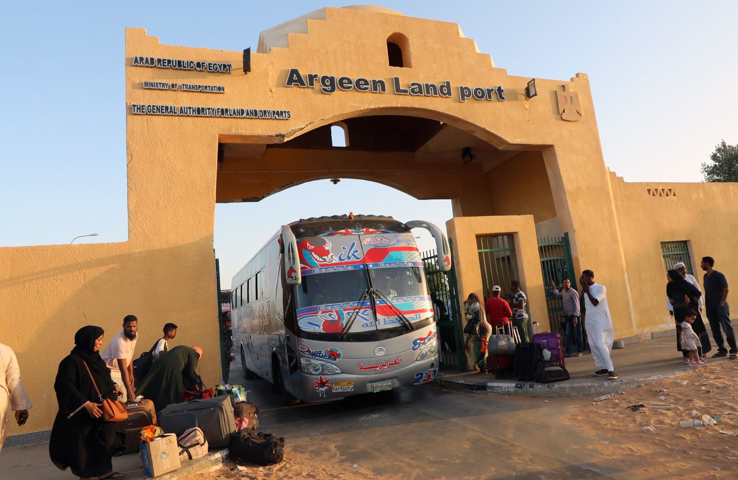 Sudaani põgenikud saabumas bussiga Argeeni piiripunkti Egiptuses 27. aprill 2023. aastal.