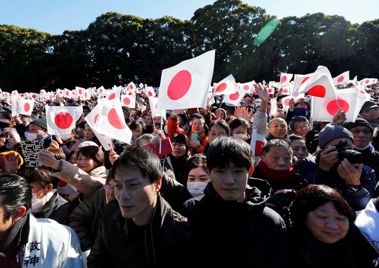 Jaapanlased kuulamas-vaatamas keiser Akihito ja ta pereliikmete uusaastatervitust