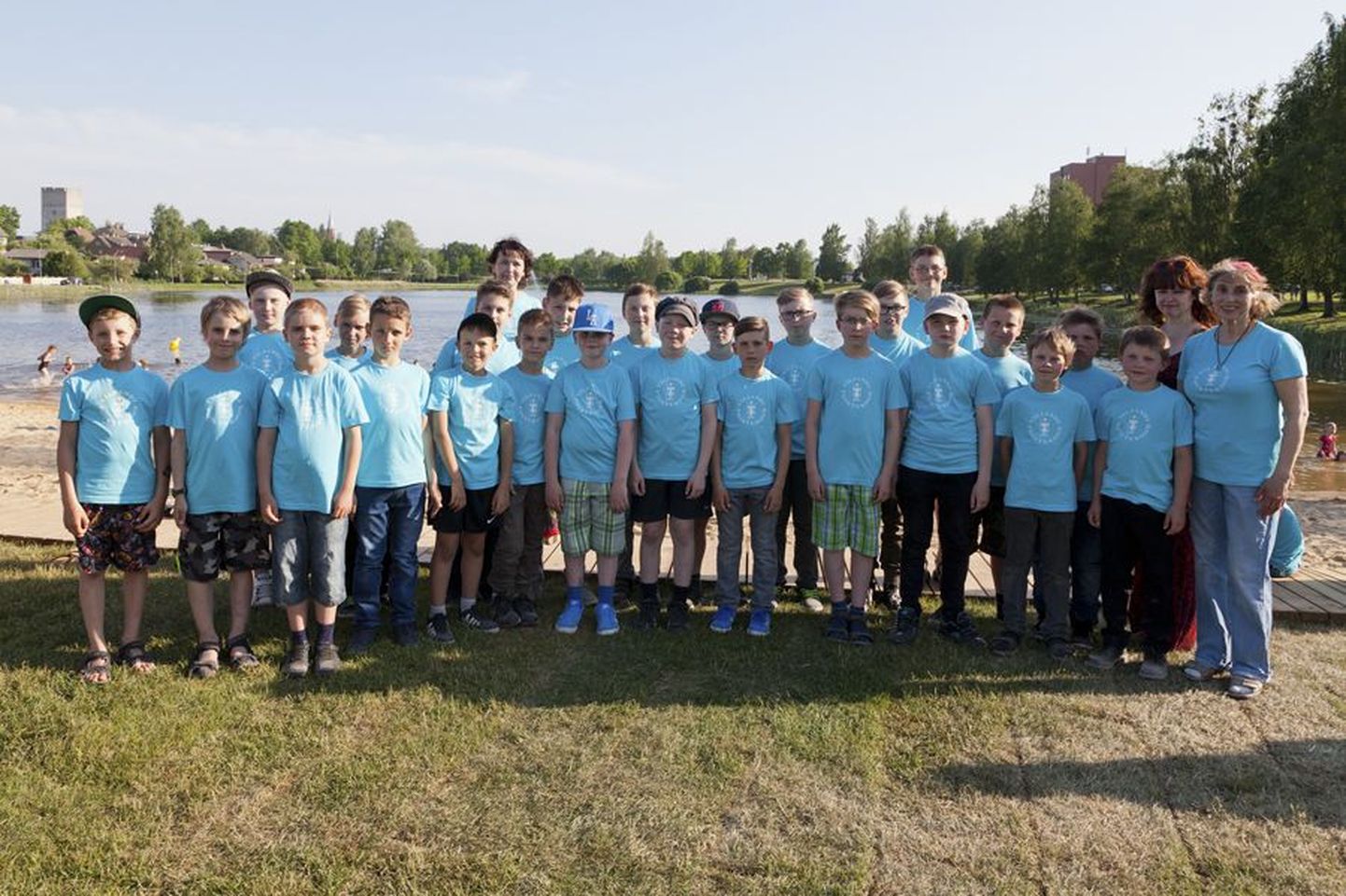 Mai lõpul rõõmustas Viljandi poistekoor oma lauluga rahvast Paala järve suplushooaja avamisel.