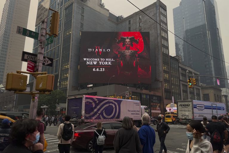 Реклама компьютерной игры Blizzard Diablo IV в Нью-Йорке через дымовую завесу.