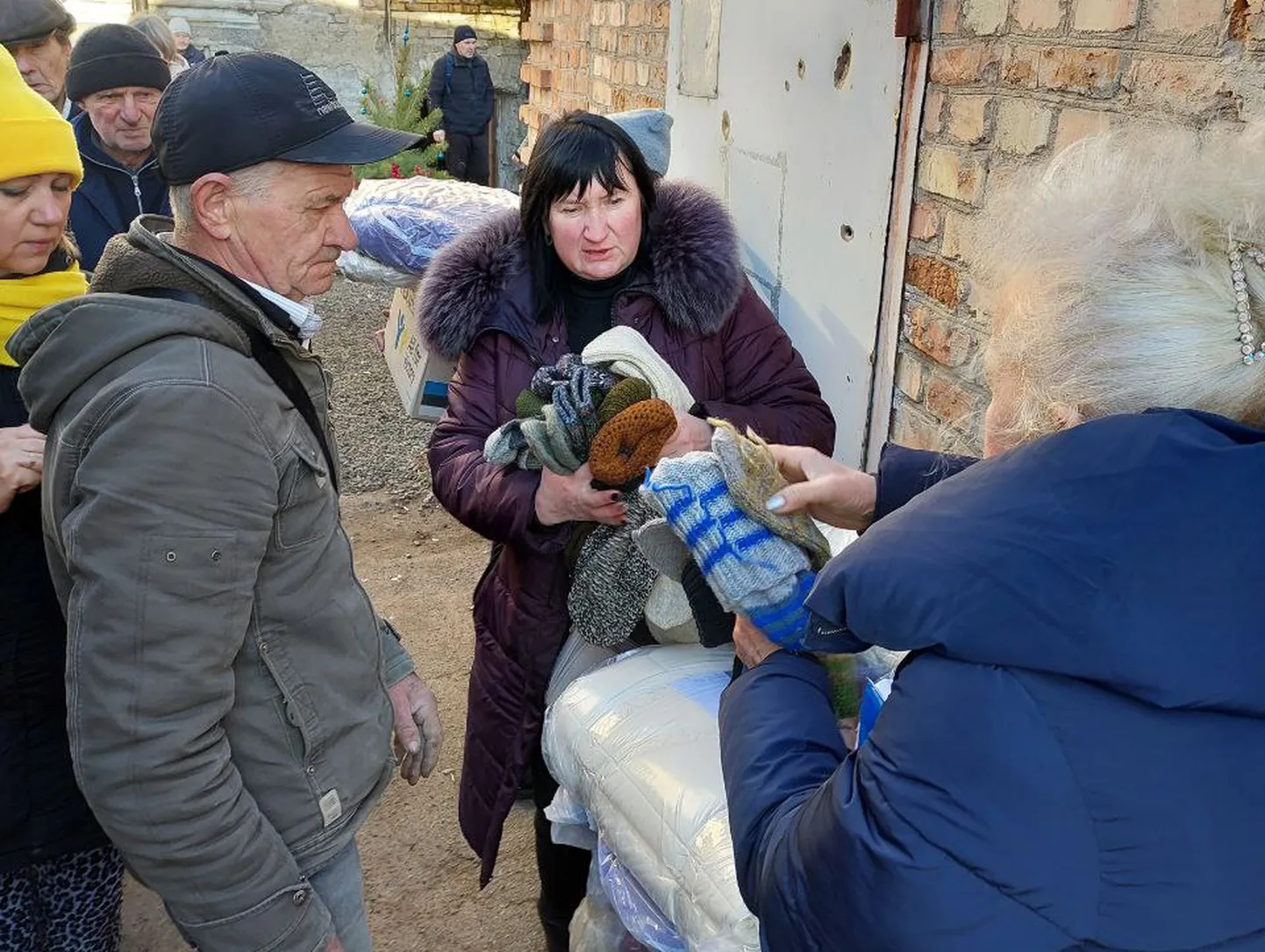 Lootuse pakkide jagamine Orihivis. Eriti hinnas on Eestist saadetud soojad villased kindad ja sokid.