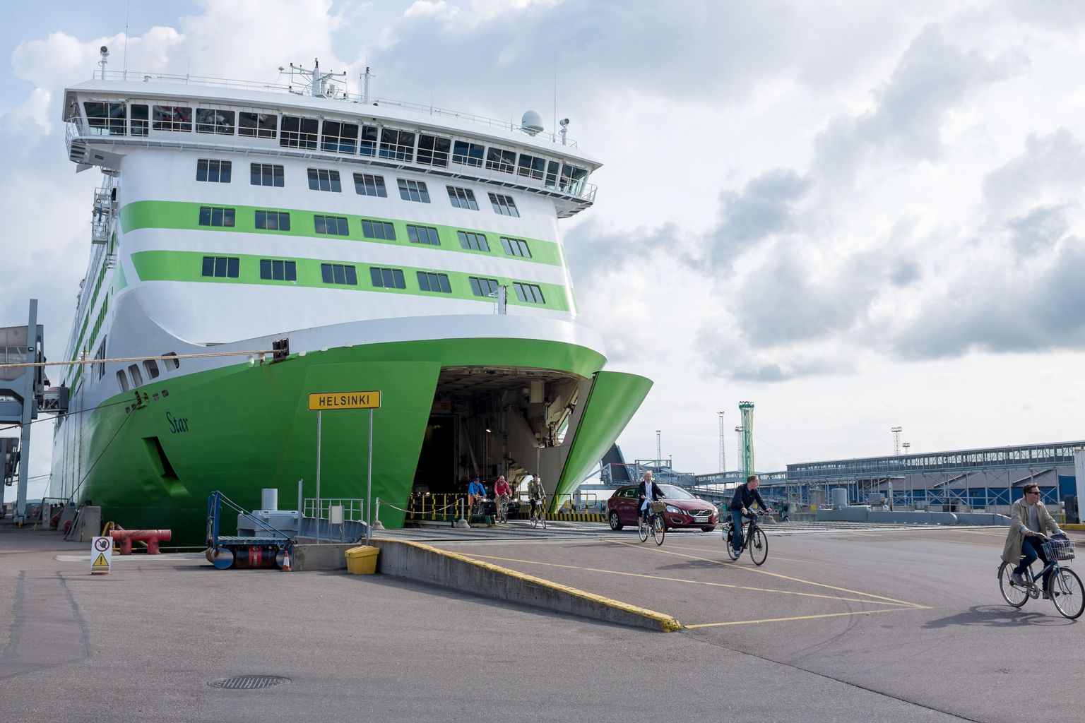 Reisilaev Tallinna sadamas.