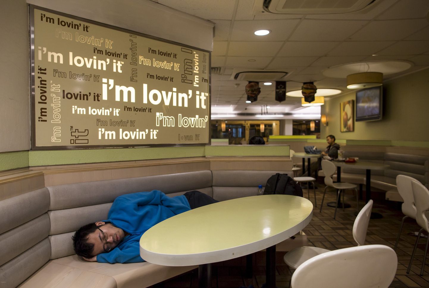 Kodutud ööpäevaringselt avatud Hongkongi McDonald'sis magamas.