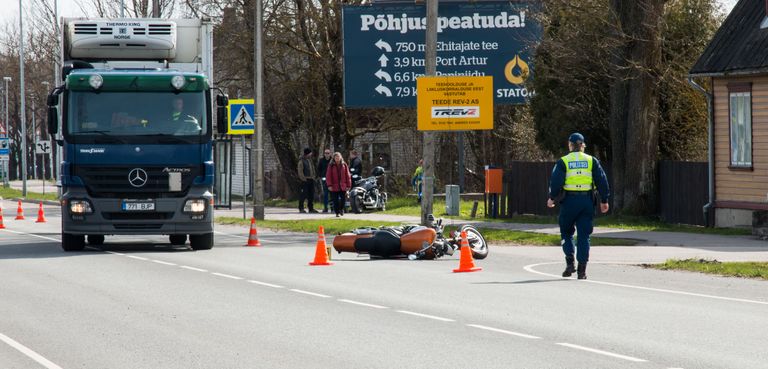 Aprilli lõpus hukkus Pärnus mootorrattur. Foto: Ardi Truija / Pärnu Postimees.