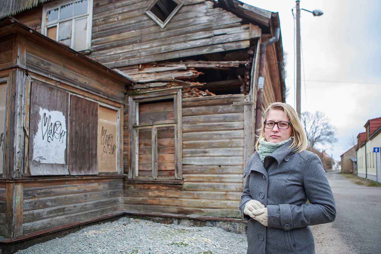 LEPIB OLUKORRAGA: Muinsuskaitseameti vaneminspektor Keidi Saks peab oluliseks maja dokumenteerimist lammutamise ajal. Säilitada tuleks vanast majast nii palju kui võimalik. Foto: Tambet Allik