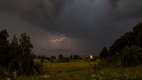 Naktī uz ceturtdienu valsts austrumu daļā iespējams pērkona negaiss