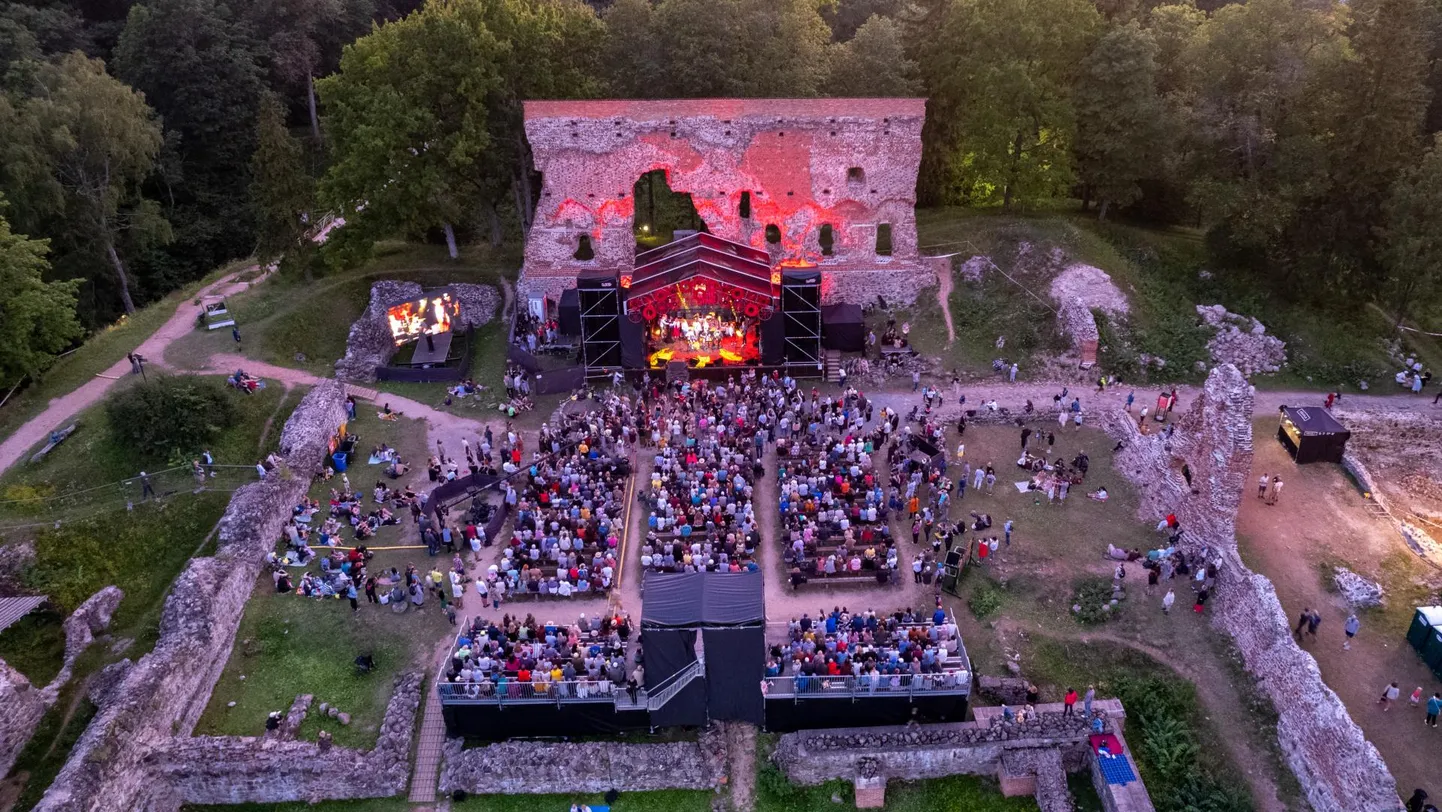 Viljandi folgipidu peetakse lossimägedesse seatud lavadel.