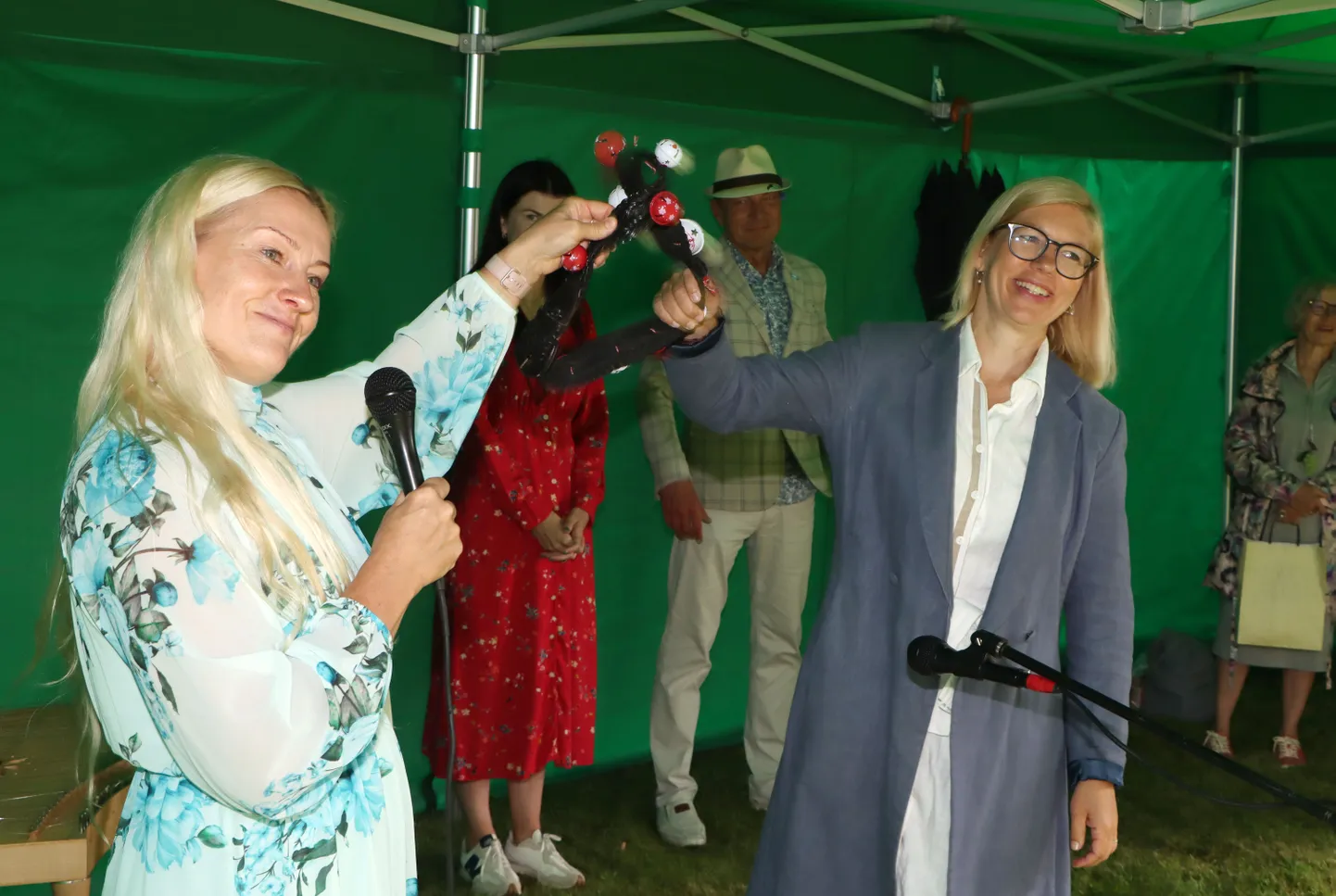 Sigrid Välbe (vasakul) ja Piret Hartman helistasid avatud talude päeva kuljustega avatuks. "Meil oli plaan helistada neid hobuserangide küljes, aga need rangid on nii rasked, et vajavad ülestõstmiseks lausa ühte hobujõudu," kommenteeris Välbe.