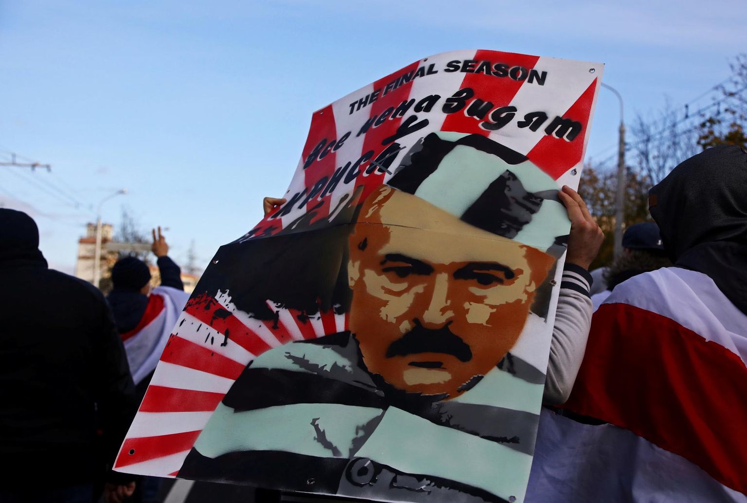 Plakat meeleavaldustelt kujutamas riigipea Aljaksandr Lukašenkat vangiriietuses. 