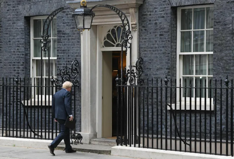 Briti peaminister Boris Johnson lahkub pärast eile ametiresidentsi ees tehtud avaldust, kus õigustas viimaste päevade katseid iga hinnaga võimul püsida.