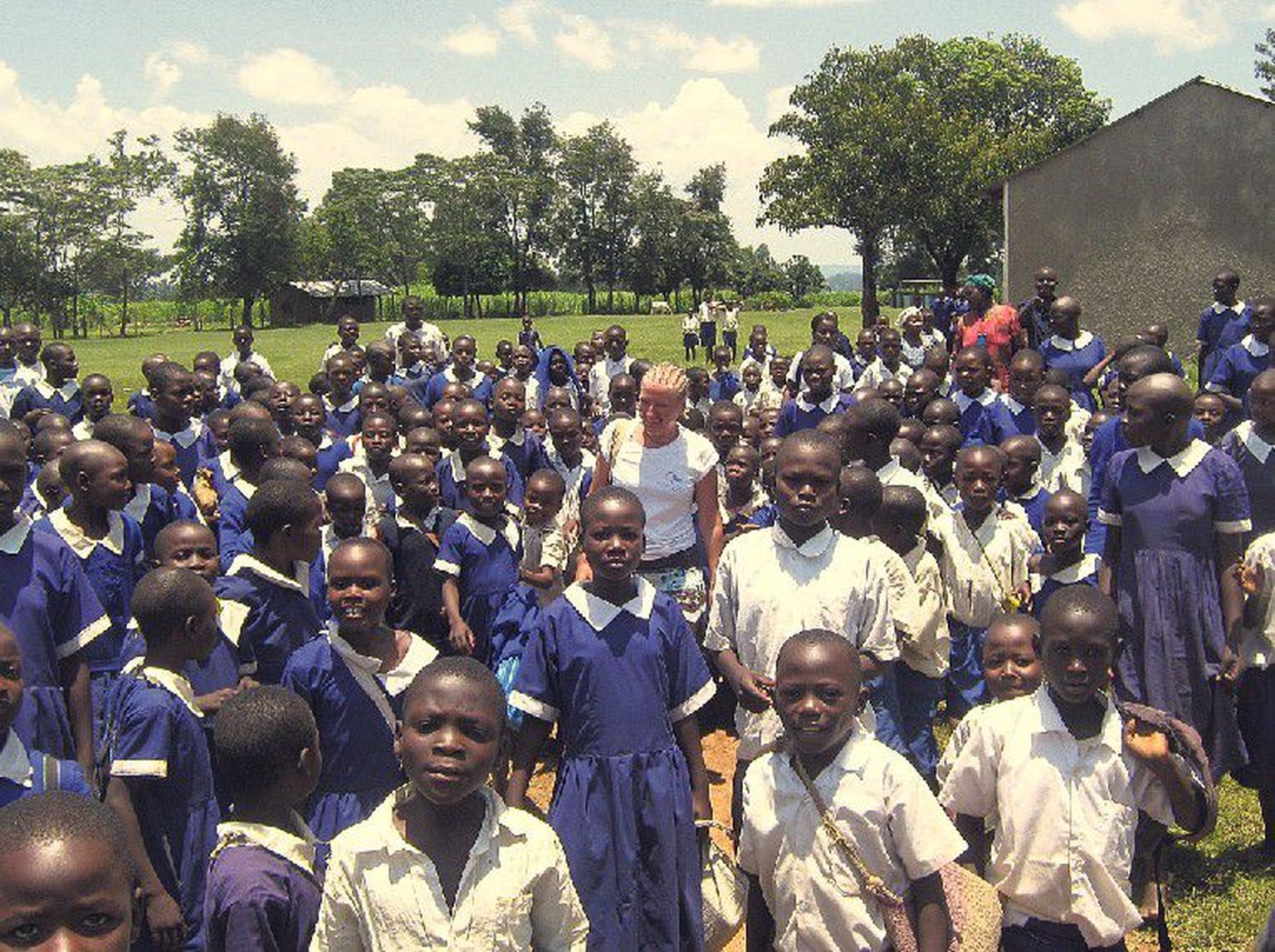 Sinimustvalged värvid keset Kenyat: Mirjam Link õpivõimalusest õnnelike laste keskel Shianda 
külas Munganga kooli ees.