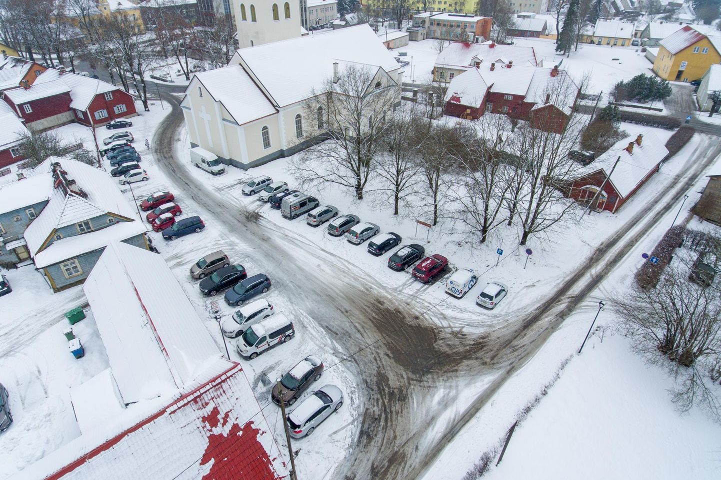 Suur osa Paide kiriku taga asuvast platsist kuulub Tallinna 1 kinnistule. Linnavalitsus pakub selle omanikele 5000 eurot, kuid omanikud soovivad tunduvalt suuremat hüvitist.