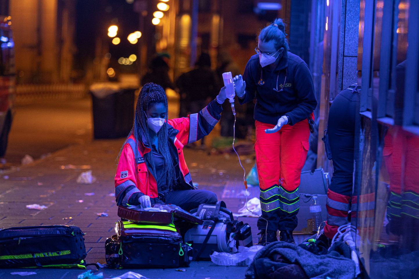 Сотрудники скорой помощи помогают бездомному в центре Франкфурта.