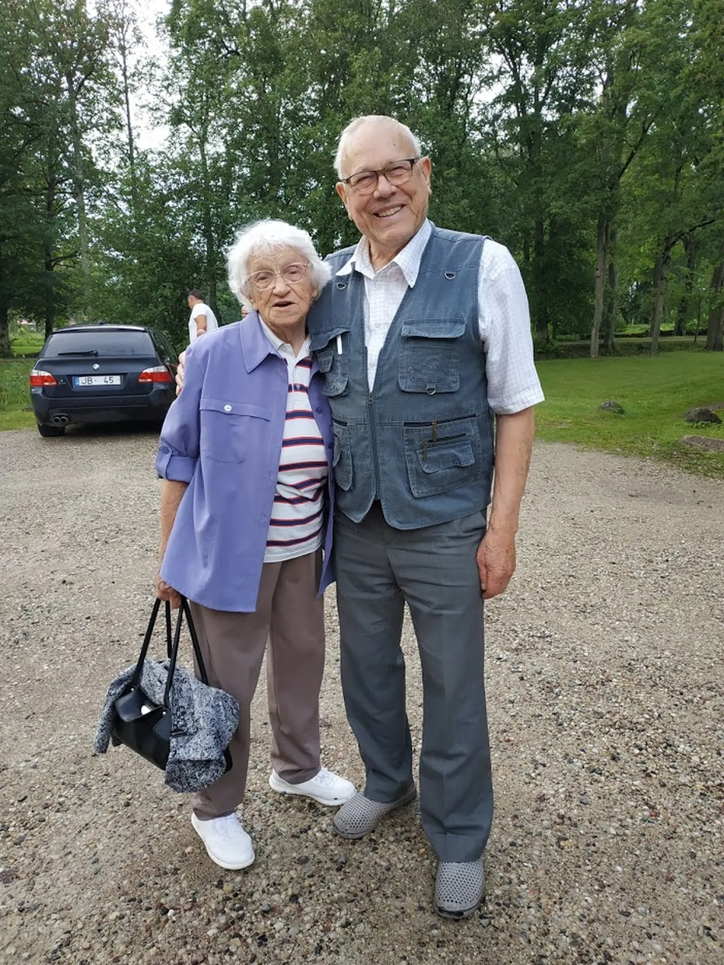 Lembit Peetri koos oma õpetaja, proua Aare Vlassoviga möödunud suvel Lätis Cēsise lähistel Memento ekskursioonil.