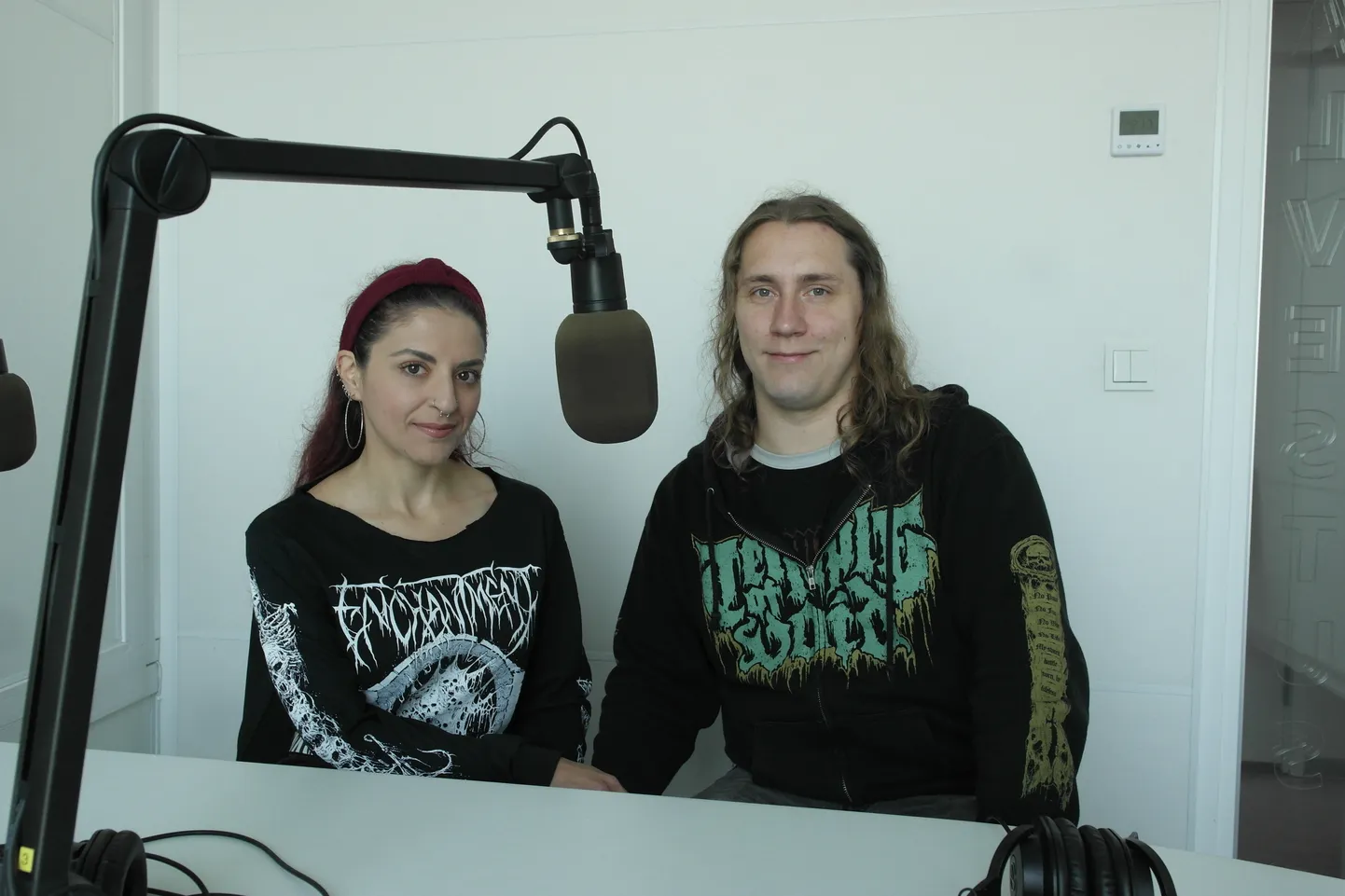 Sügis Productions stuudio taga seisavad produktsioonijuht Samantha Alessi ja produtsent ja toonmeister Are Kangus
