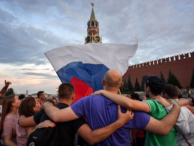 Vene jalgpallifännid tähistamas oma koondise jõudmist MMi veerandfinaali