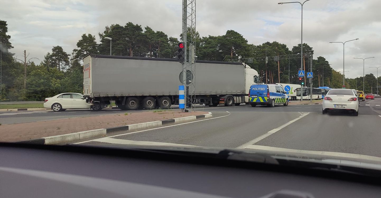 Liiklusõnnetus Pärnus Liivi tee ja Riia maantee ristmikul