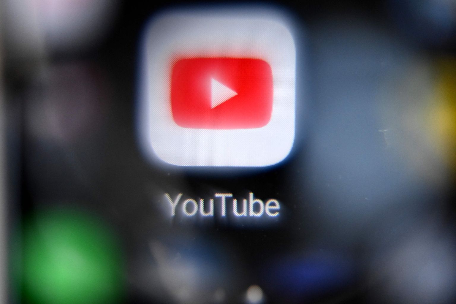 YouTube'i logo nutitelefonis Moskvas 12. oktoober 2021.