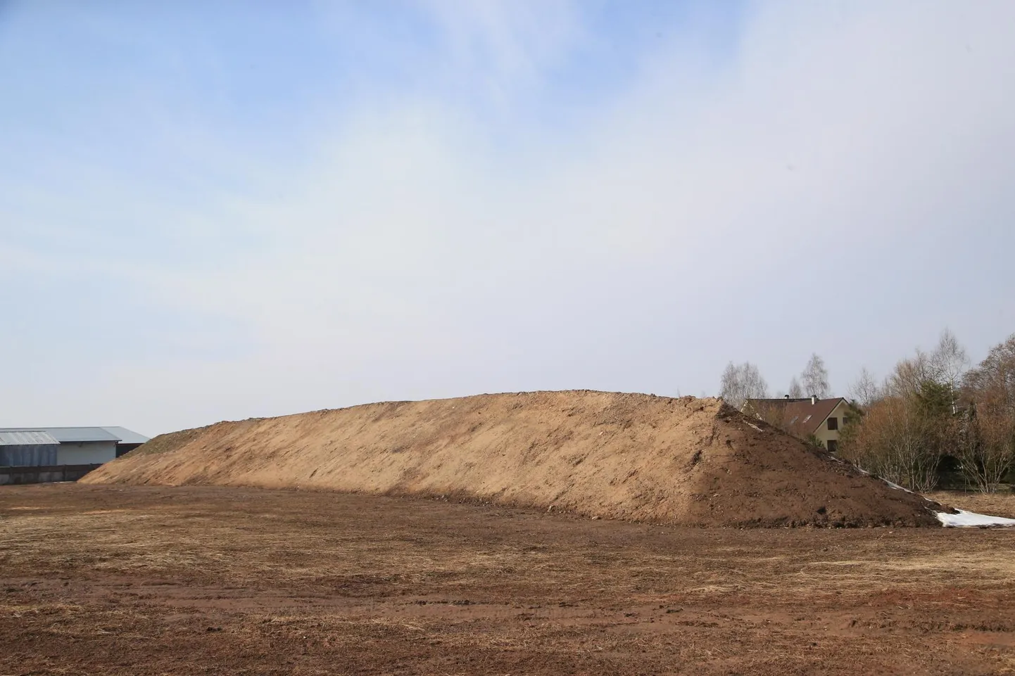 ASi Tartu Graanul juhatuse liige Kaido Parv lasi naabri kinnistust mitme meetri kaugusele rajada mullavalli, et aidata kaasa tootmisest tuleva müra tõkestamisele. Taga paistab väikselt Merili Kerge maja.