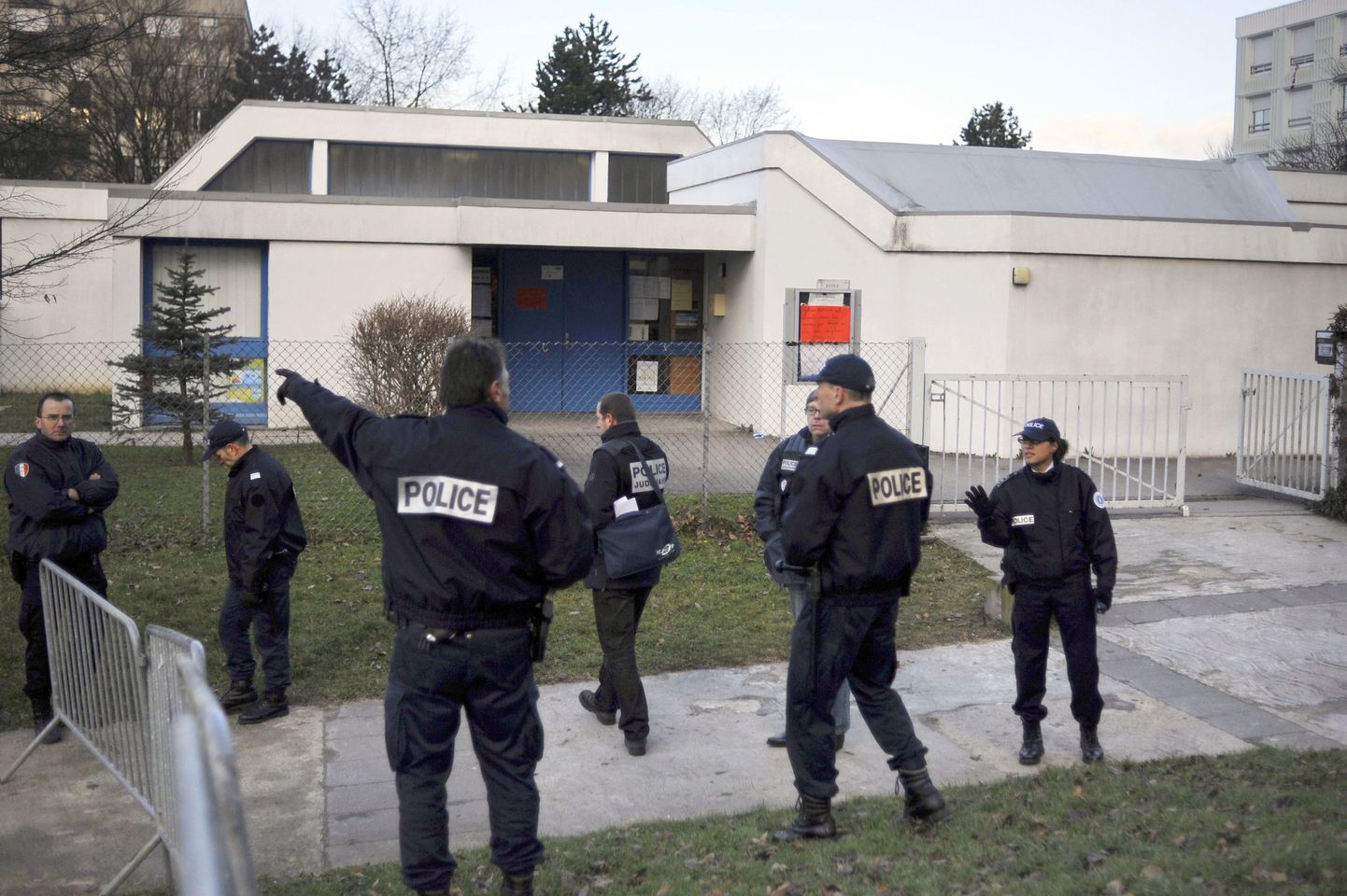 Prantsuse politseinikud Besanconi linnas Charles Fourier lasteaia juures.