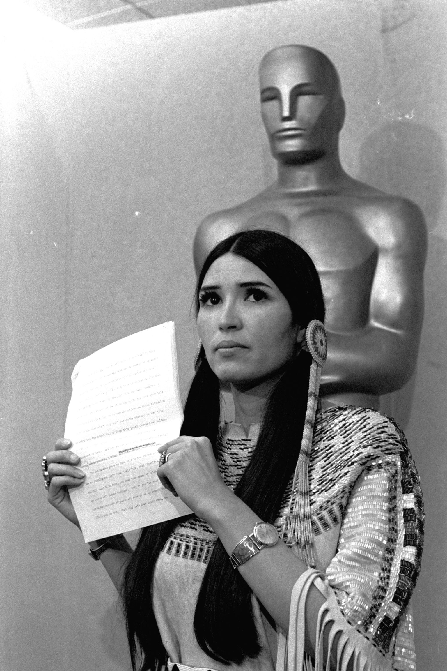 Sacheen Littlefeather 1973. aastal Oscarite jagamisel.