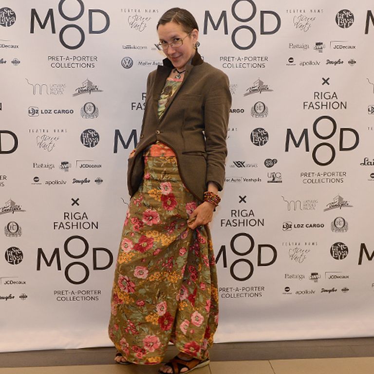 Modes māksliniece Šeila uz modes festivālu "Riga Fashion Mood Premium" Ventspilī bija tērpusies puķainos svārkos un Harē Krišnas tēkreklā 