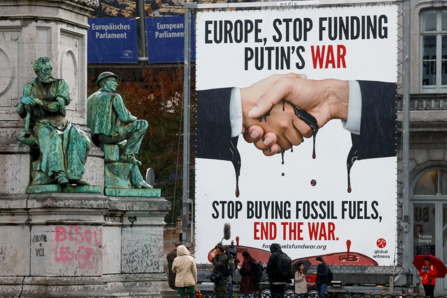 Надпись на плакате - «Европа, прекрати финансировать войну Путина»