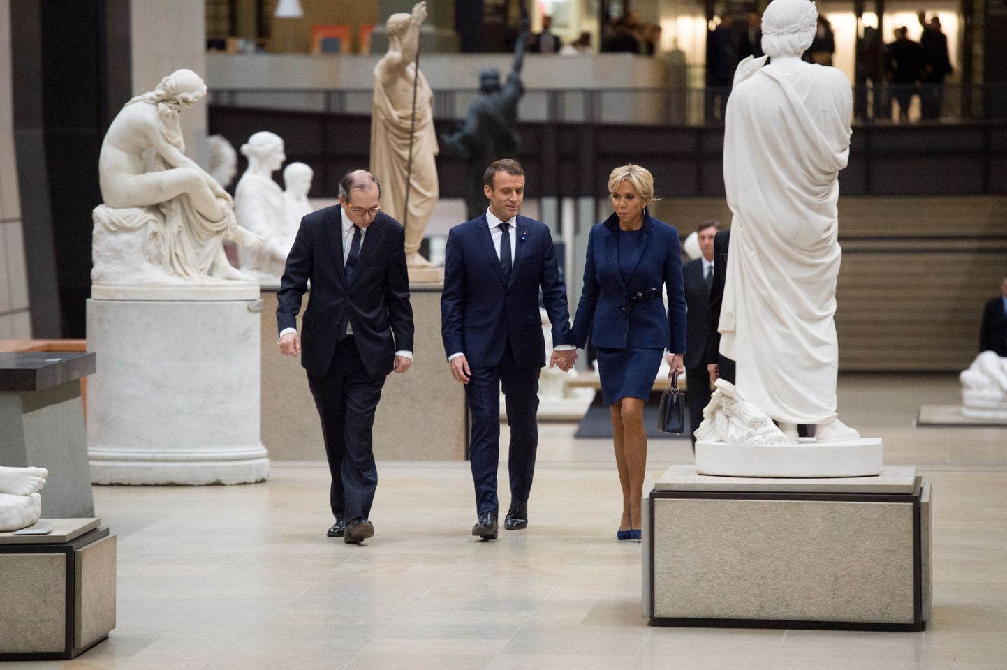 Prantsuse president Emmanuel Macron saabumas koos abikaasaga Pariisi Orsay muuseumi pidulikule dineele.