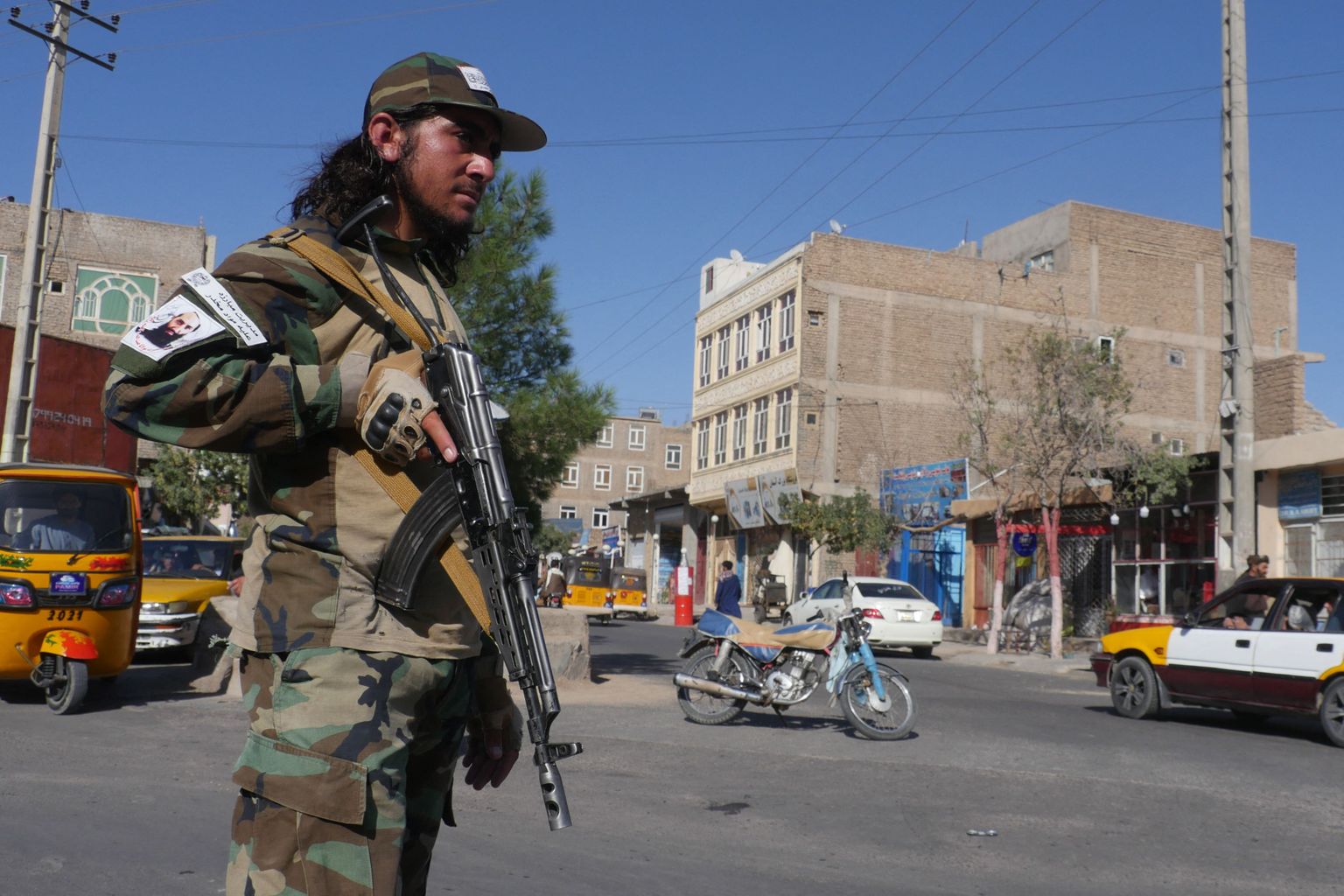 Talibani võitleja Heratis pärast pommirünnakut 2. september 2022.