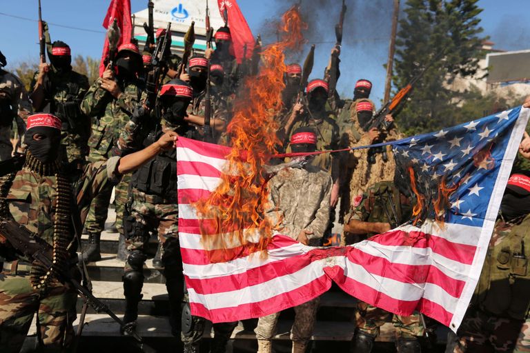 Palestiina mässulised põletasid USA lippe.