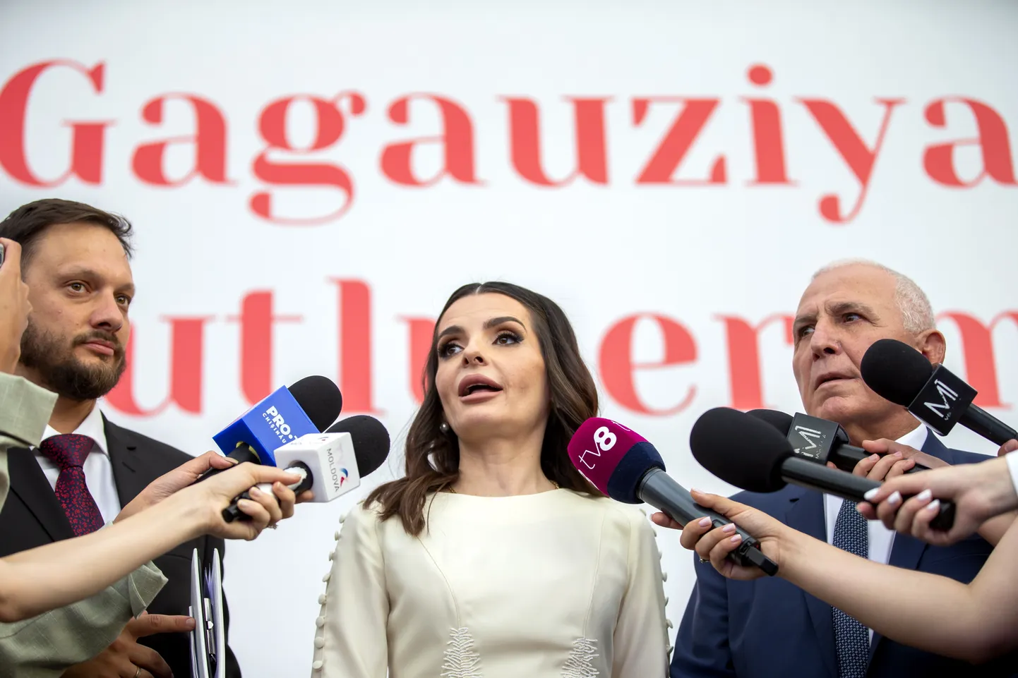 Gagauusia Autonoomse üksuse juht Evghenia Guțul, keda Moldova keskvõim ei tunnusta,  pärast uut ametissevannutamist 19. juulil 2023 Comratis ajakirjanikega kõnelemas.