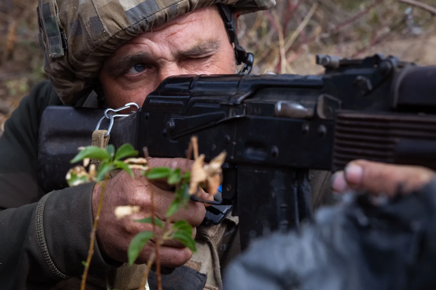 Ukraina 65. mehhaniseeritud brigaadi sõdur kutsungiga Baron jälgib nende kaevikust seitsmesaja meetri kaugusel asuvaid Vene vägede positsioone lõunarindel Zaporižžja oblastis.