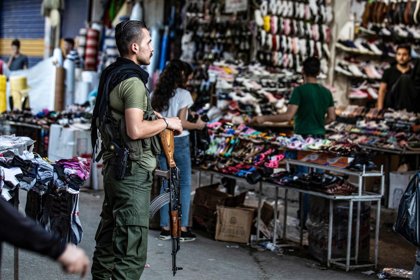 Kurdi julgeolekujõudude liige valvamas Kirde-Süürias Türgi piiri lähedal asuvas Qamishli linnas turgu.