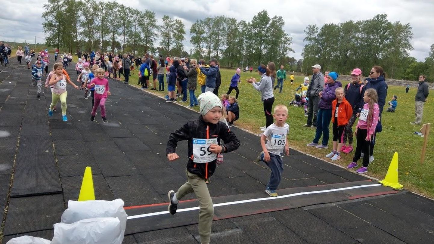 Maakondliku jooksusarja korraldajad peavad laste osalemist eri etappidel oluliseks, et järelkasv harjuks vanematega koos liikuma ning kasvaks tubliks.