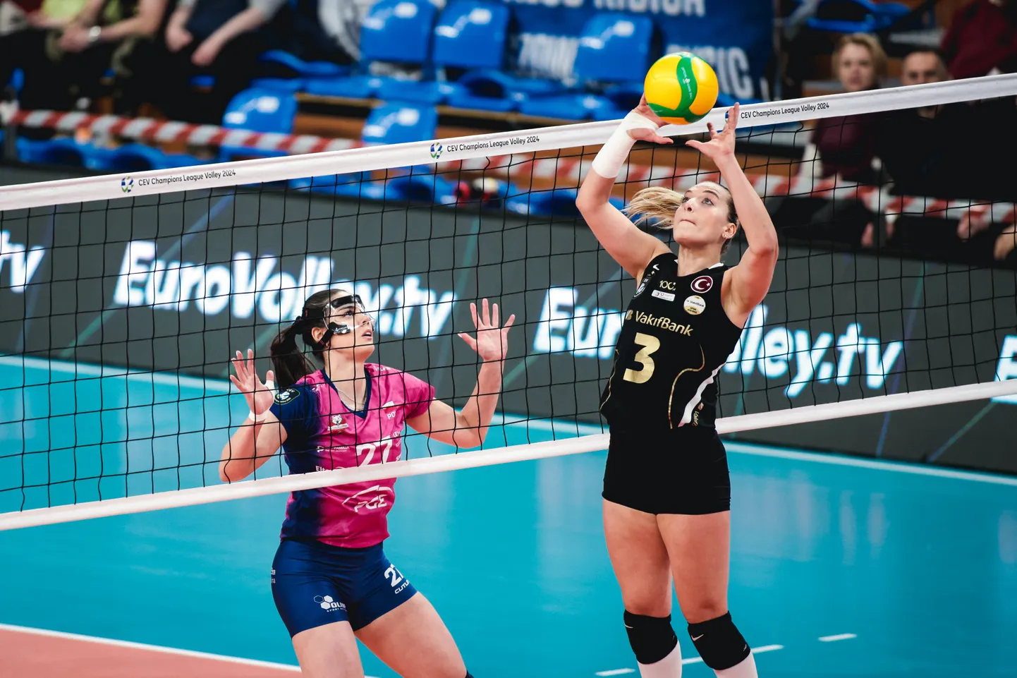 Cansu Özbay (palliga) tegi kaaslasele kogemata musi.