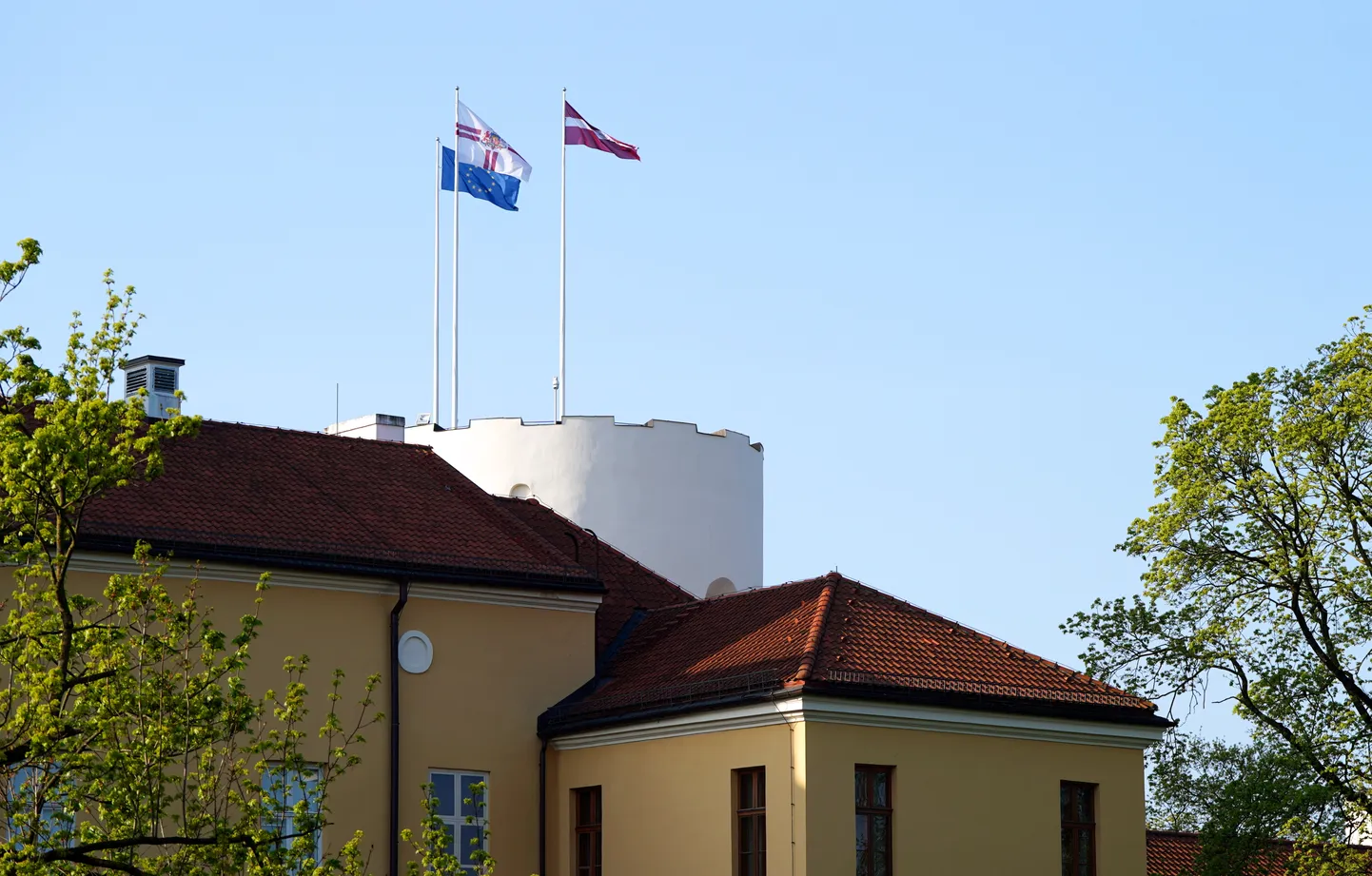 Latvijas karogs, Eiropas Savienības karogs un Valsts prezidenta standarts Rīgas pils Svētā Gara tornī.