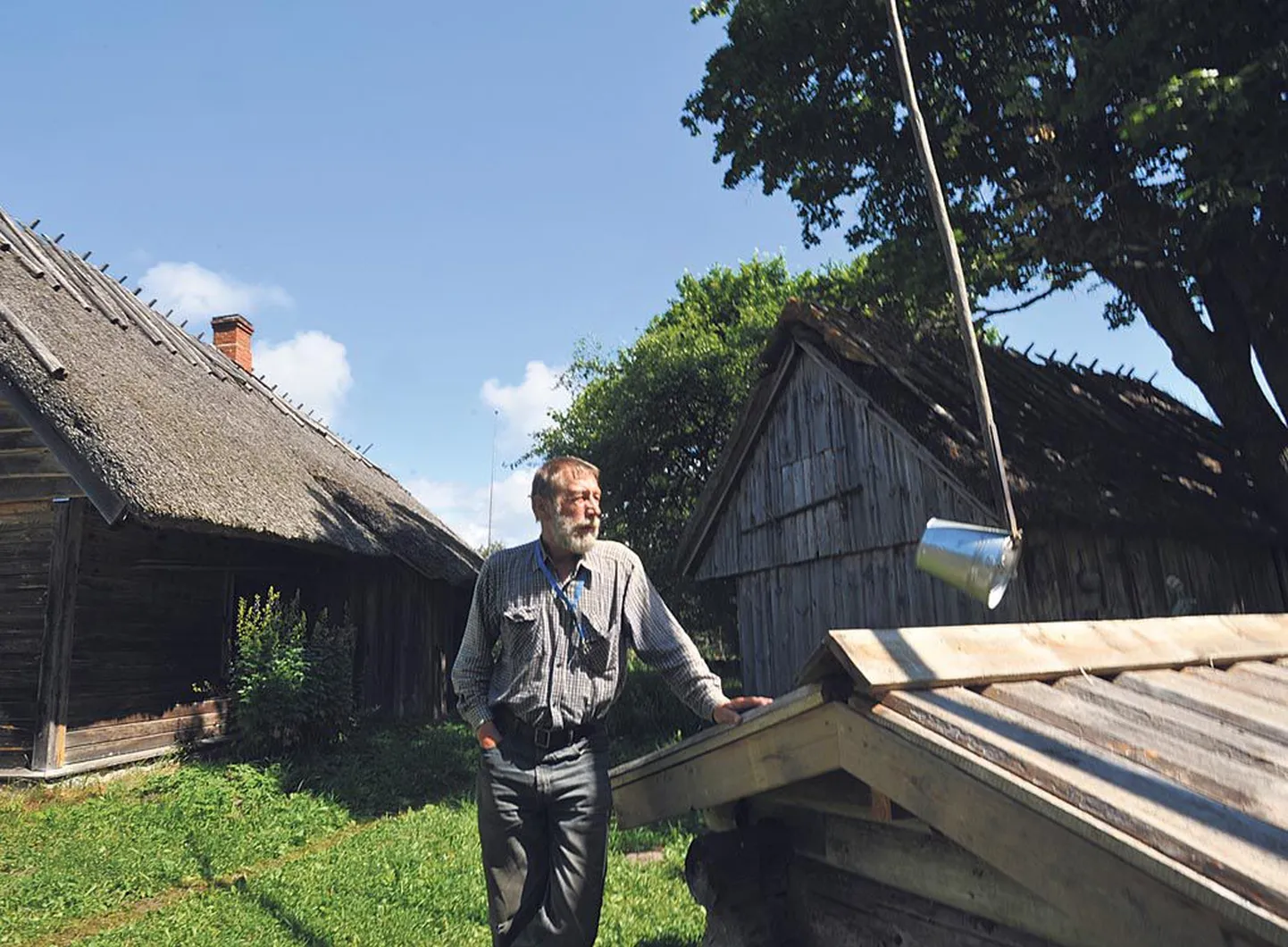 „Leidsin kerise luugi pealt aastaarvu 1874, siis ehitati siia Kastna vallamaja,” räägib Kadaka talukoha korrastanud Mikk Otsmann.