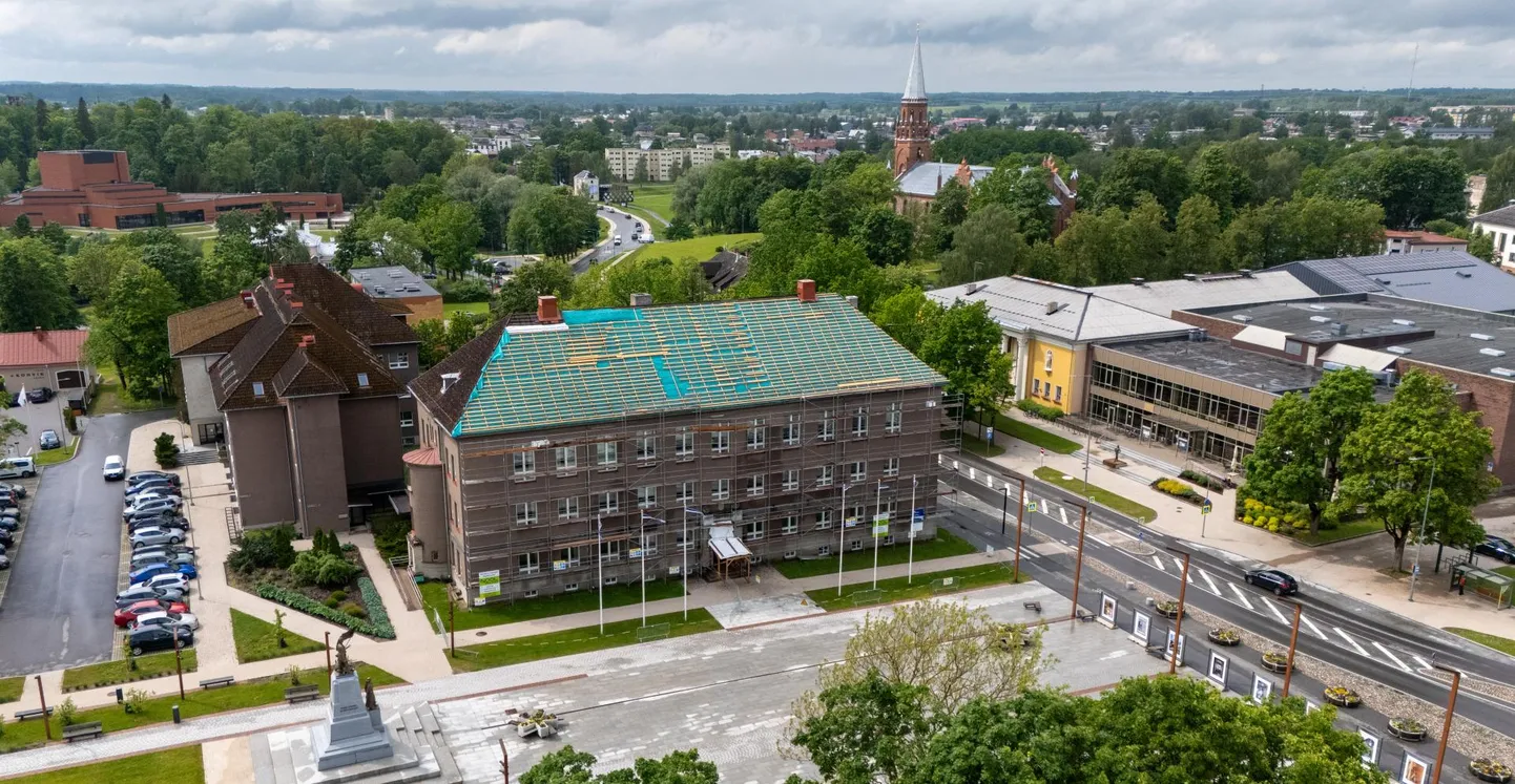 Kui linna peaarhitekt märkas, et taastataval katusel on aluskate ja  enamik roovitusest juba paigas, tekkis tal küsimus, kuhu jääb vintskap, ning ta palus töö seisma panna. Esmaspäevaks oli linnavalitsus saanud kinnituse, et vintskap taastatakse.