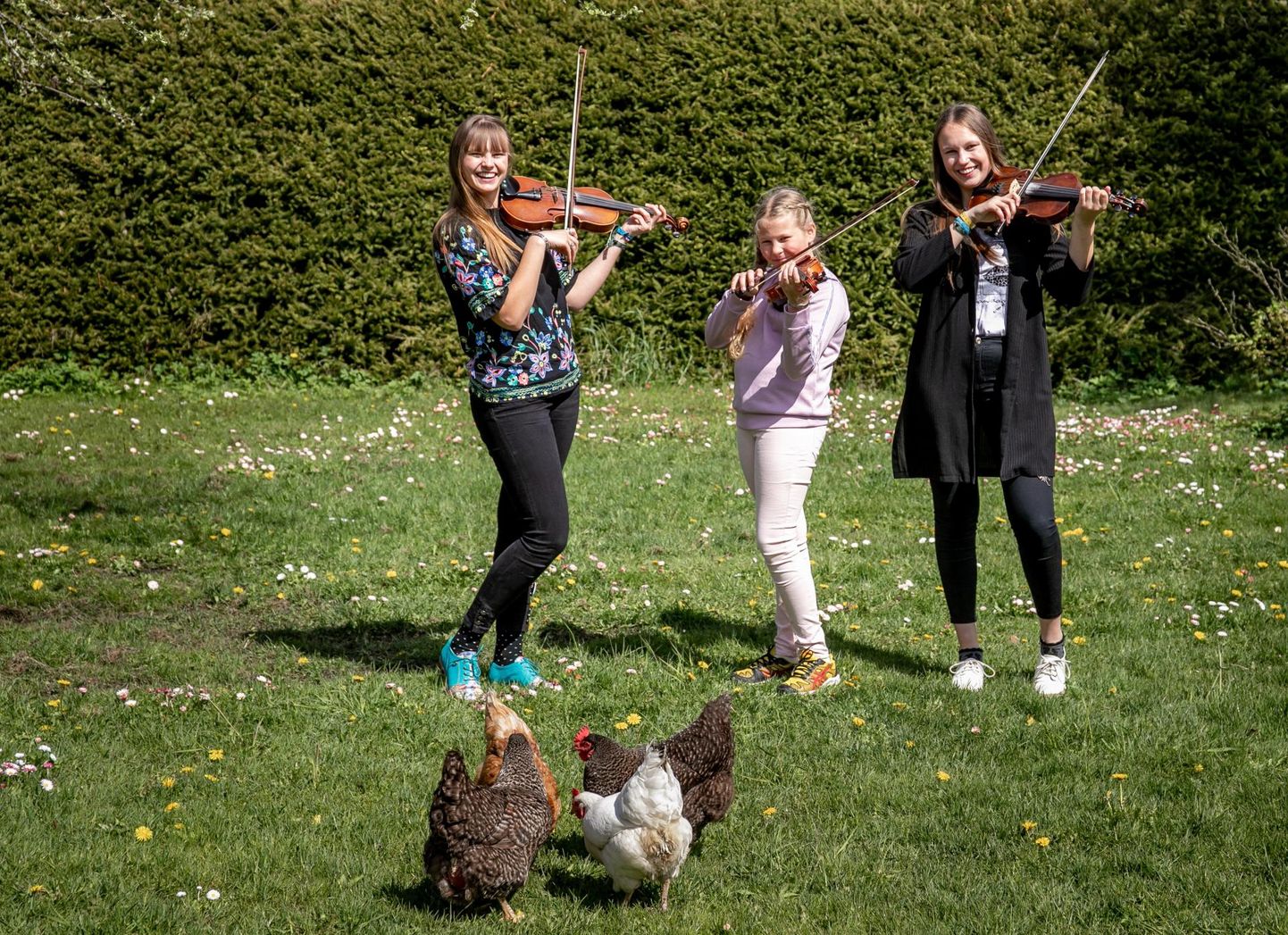 Vanemate õdede Kätlini (vasakul) ja Mirjami kõrval harjutab kodus viiulimängu ka noorim sõsar Mirtel Katrina Kits.