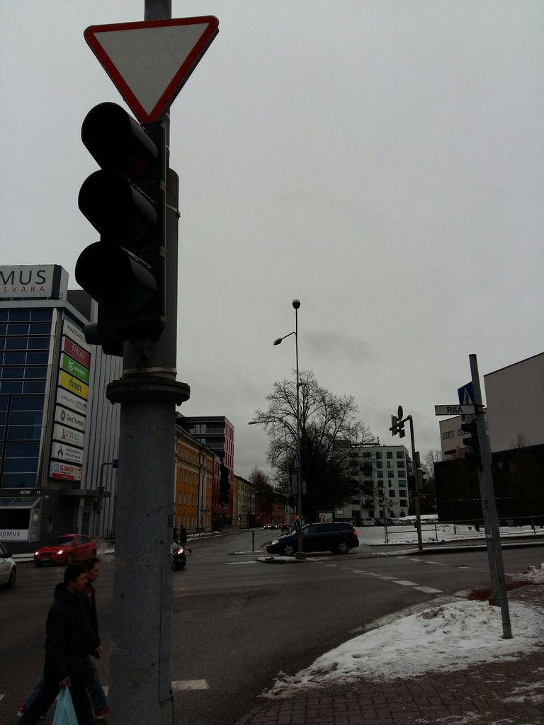 Ülikooli ja Riia ristmikul olid foorid samuti elektrita.