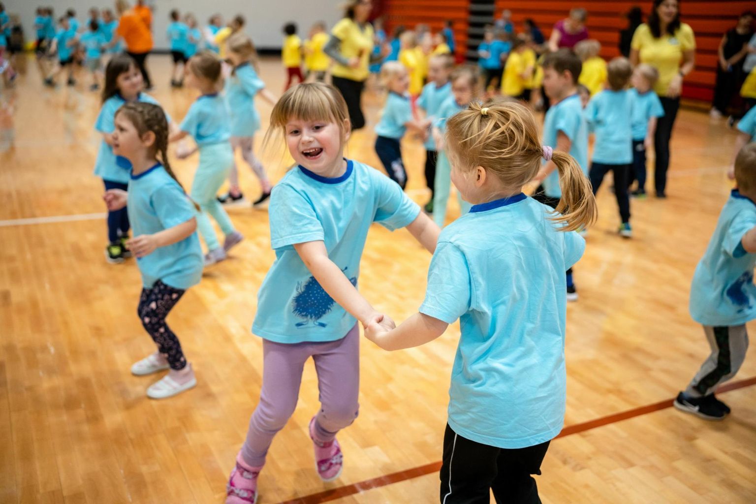 Pärnu lasteaedade kasvandikud lustisid tantsu- ja mängupäeval.