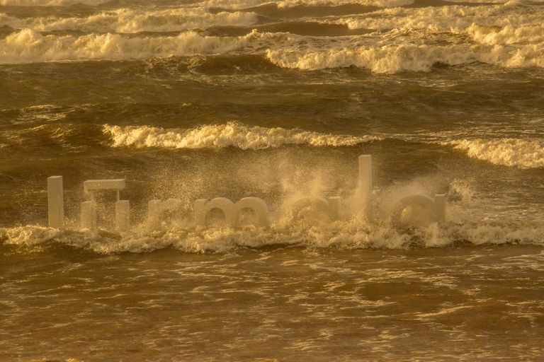 Буря в Юрмале на пляже. 7 октября 2023 года