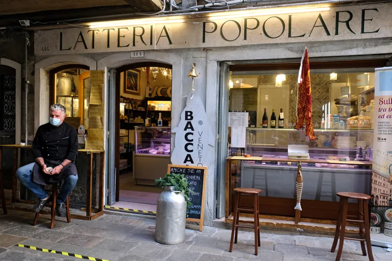 Veneetsias on ärid ja poed alates 18. maist taasavatud. Pildil kohaliku toidu pood