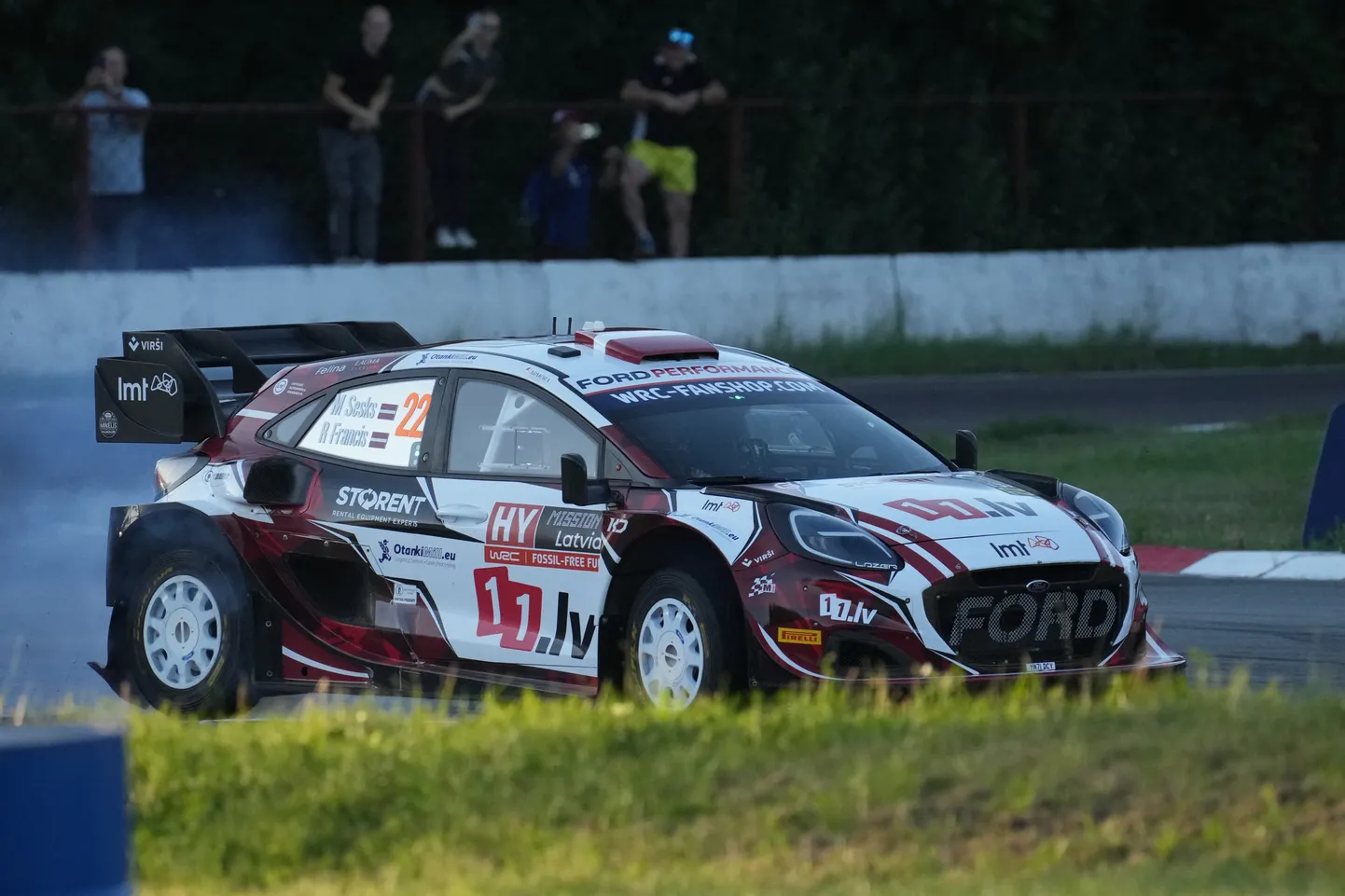 Stūrmanis Renārs Francis un rallija pilots Mārtiņš Sesks piedalās FIA pasaules rallija čempionāta "Tet Rally Latvia" ātrumposmā.