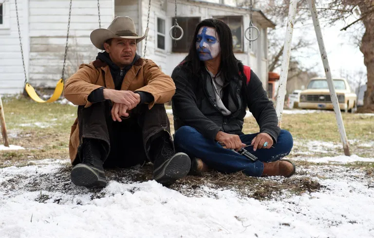 Taylor Sheridan puudutab filmis Ameerika põliselanike probleeme: Cory Lambert lohutab oma sõpra, tapetud tüdruku isa.