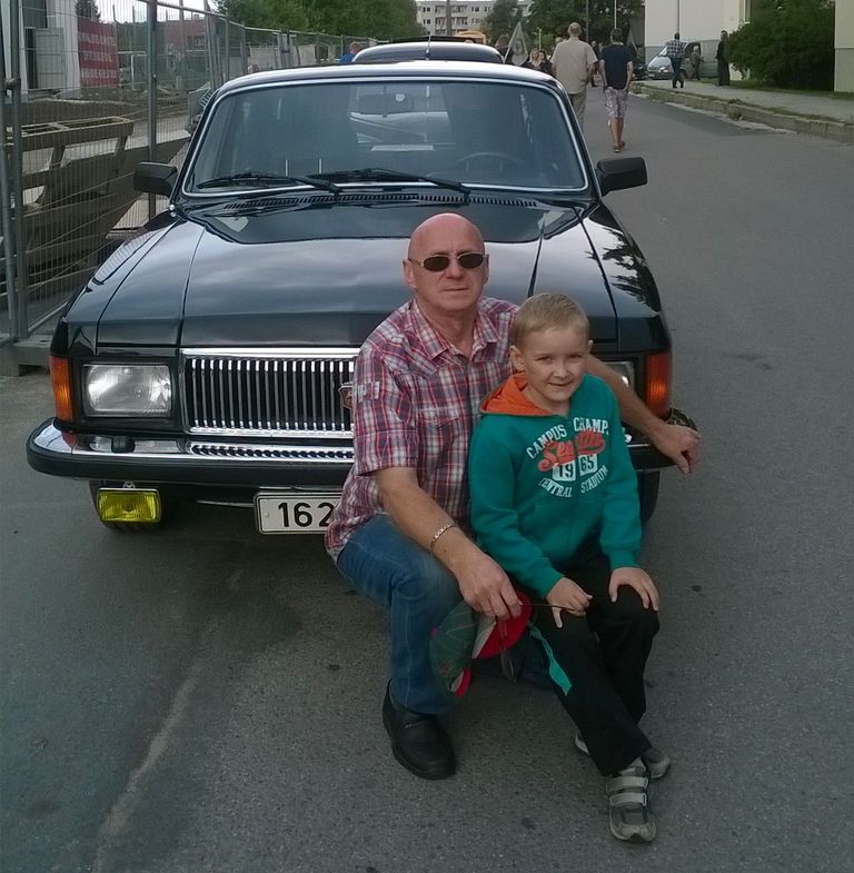 Heini Valdmann koos oma poja Heikki Villega möödunud aasta Haapsalu Nostalgiapäevadel. Kui Valdmann oli aastatel 1992-1996 Õiguskantsleri Kantseleis haldusdirektor, sõitis ta ringi just sellise musta Volgaga.