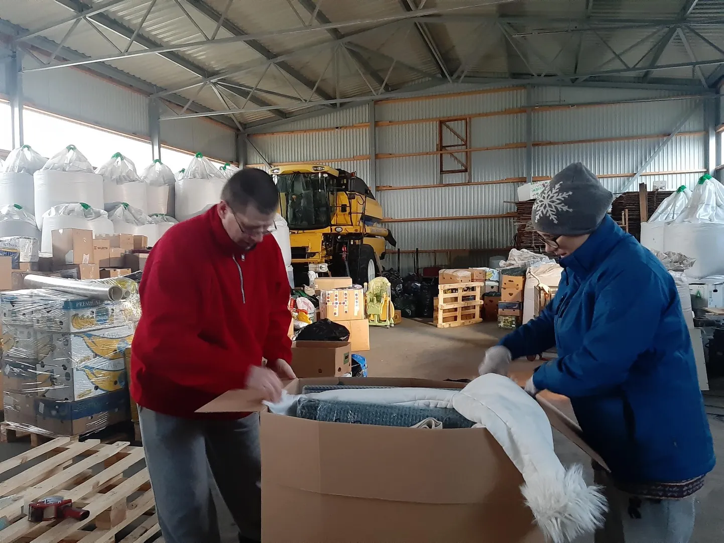 Eile tegid Vahur Einberg ja Kaja Lilloja logistikakeskuseks muudetud masinahallis viimaseid ettevalmistusi abipakkide teele saatmiseks. Mõni minut hiljem saabus telefonikõne, et veoauto siiski kohale ei jõua.