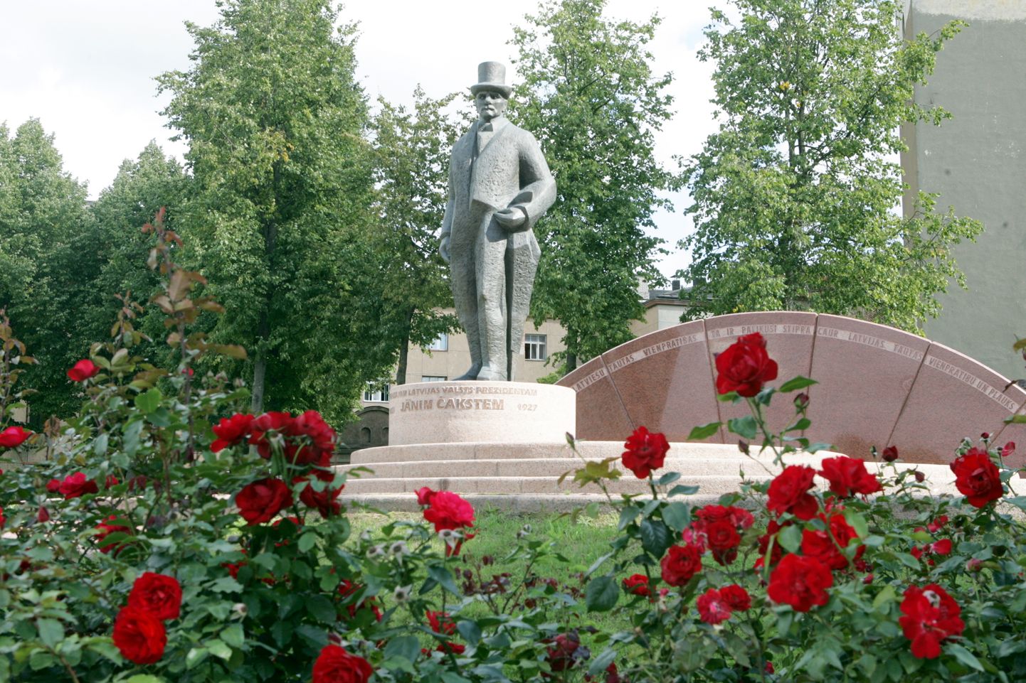 Latvijas valsts pirmā prezidenta Jāņa Čakstes piemineklis Jelgavā.